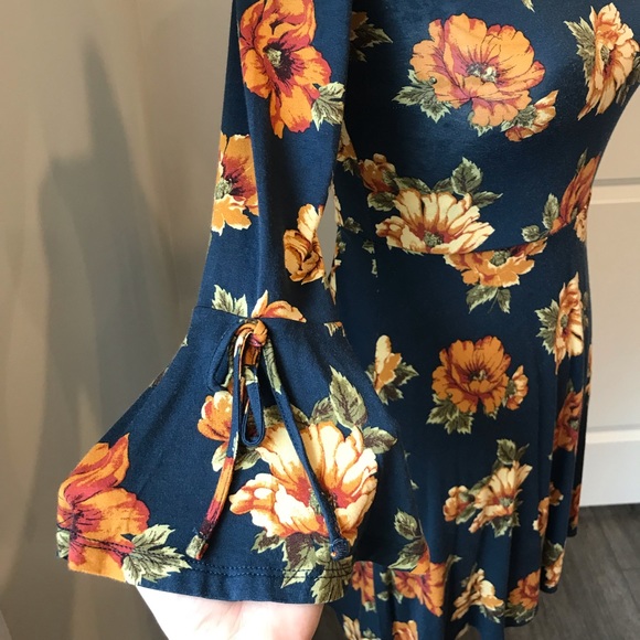 Forever 21 Floral Trumpet Sleeve Skater Dress - Picture 4 of 6